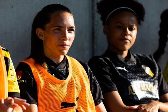 Häckens Elin Rubensson och Felicia Schröder innan