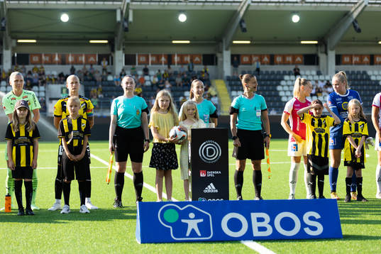 Line up innan fotbollsmatchen i Damallsvenskan mellan