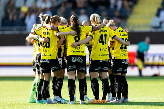 Häckens spelare samlade innan fotbollsmatchen i