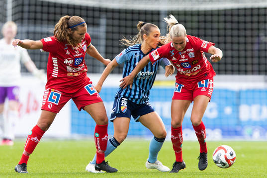 Djurgårdens Tilde Lindwall i kamp om bollen med