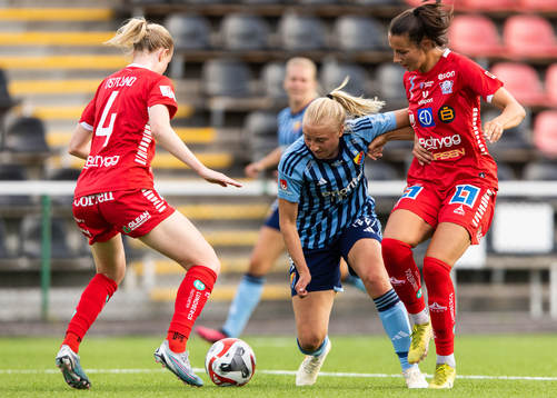 Djurgårdens Stinalisa Johansson i kamp om bollen med