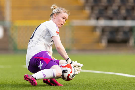 Djurgårdens målvakt Hedvig Lindahl med en räddning