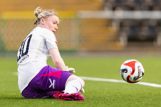 Djurgårdens målvakt Hedvig Lindahl med en räddning