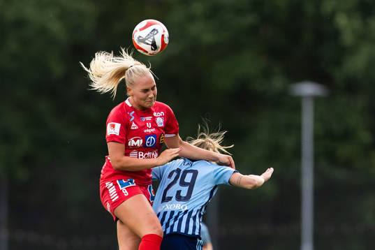 Linköpings Cathinka Tandberg i en nickduell med
