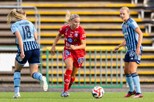 Linköpings Stina Lennartsson tar sig förbi Djurgårdens
