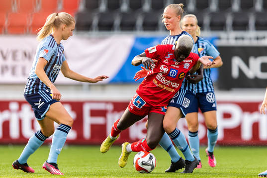 Linköpings Michaela Abam i kamp om bollen med Djurgårdens