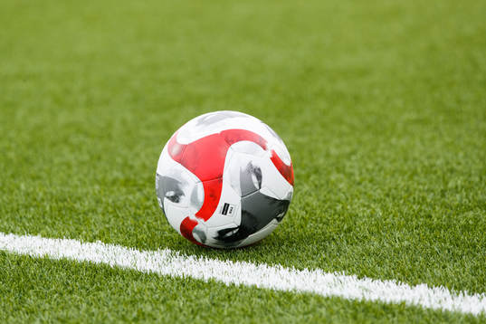 En fotboll ligger vid sidlinjen