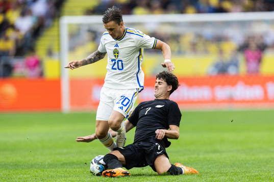 Kristoffer Olsson of Sweden and Matt Garbett of New Zealand