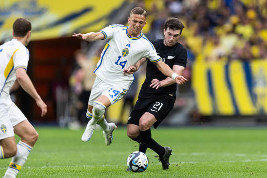 Jesper Karlsson of Sweden and Tim Payne of New Zealand