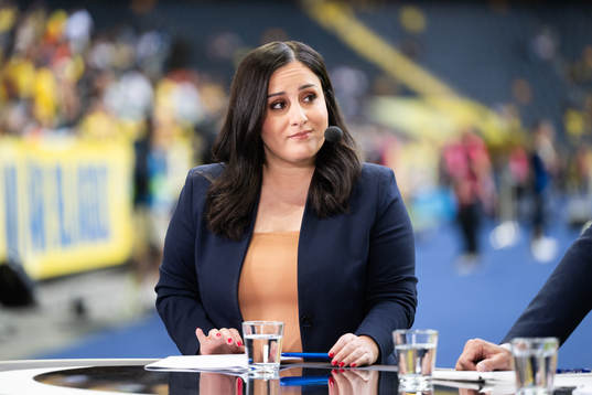 Jennifer Kücükaslan in the studio of Swedish broadcaster