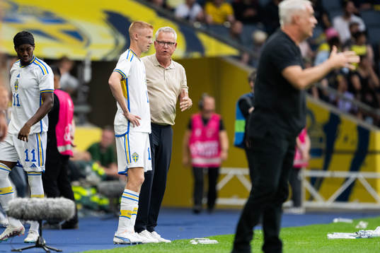 Hugo Larsson and Head coach Janne Andersson of Sweden