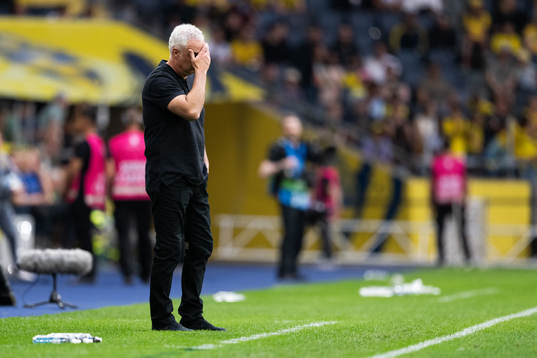 Head coach Darren Bazeley of New Zealand looks dejected