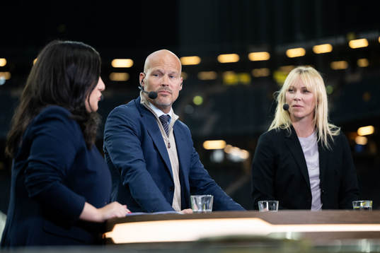 Fredrik Ljungberg and Johanna Frisk in the Viaplay studio