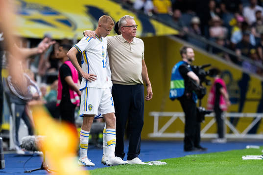 Hugo Larsson and Head coach Janne Andersson of Sweden