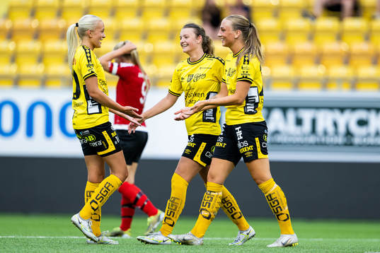 Elfsborgs Stina Jensen jublar med Matilda Ståhlbom