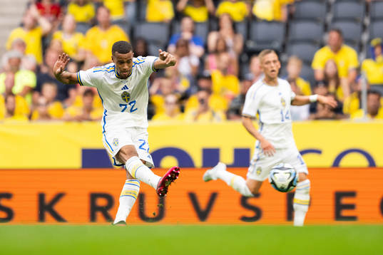 Robin Quaison of Sweden scores the 2-1 goal