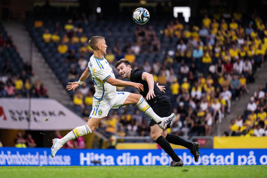Jesper Karlsson of Sweden and Tim Payne of New Zealand