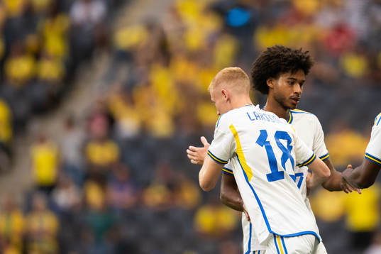 Hugo Larsson changes with Jens Cajuste of Sweden