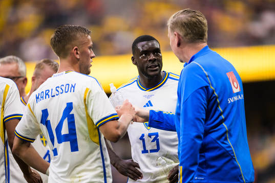 Jesper Karlsson and Ken Sema get instructions from
