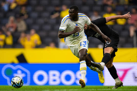 Ken Sema of Sweden and Clayton Lewis of New Zealand