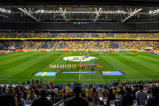 Players of Sweden and New Zealand