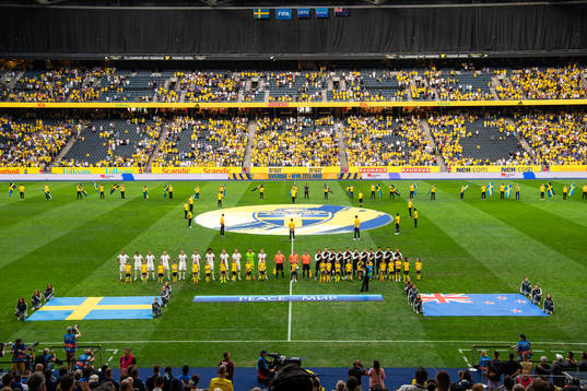 Players of Sweden and New Zealand