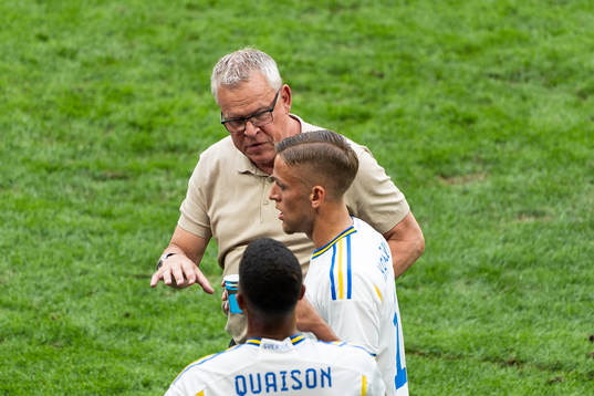 Head coach Janne Andersson and Jesper Karlsson of Sweden