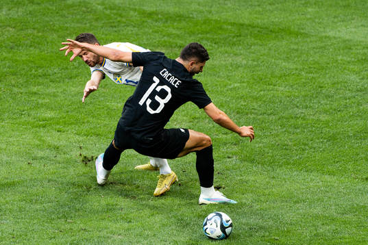 Marcus Rohdén of Sweden and Liberato Cacace of New Zealand