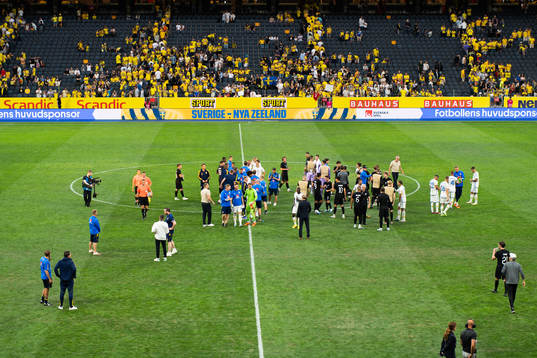 Players of of Sweden and of New Zealand