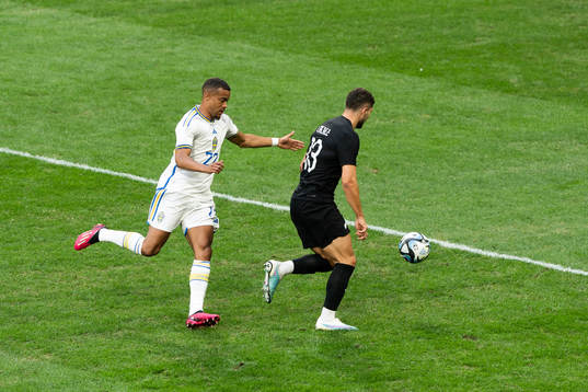 Robin Quaison of Sweden and Liberato Cacace of New Zealand