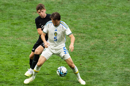 Callum Mccowatt of New Zealand and Hjalmar Ekdal of Sweden