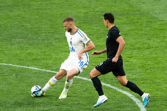 Jesper Karlström of Sweden and Max Mata of New Zealand