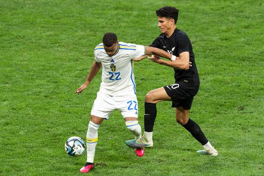 Robin Quaison of Sweden and Marko Stamenic of New Zealand
