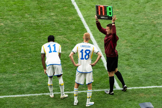 Anthony Elanga and Hugo Larsson of Sweden