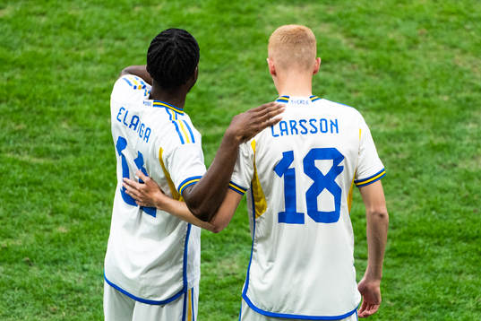 Anthony Elanga and Hugo Larsson of Sweden