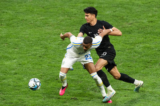 Robin Quaison of Sweden and Marko Stamenic of New Zealand