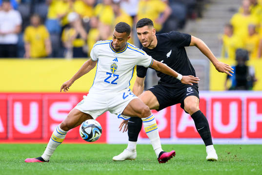 Robin Quaison of Sweden and Michael Boxall of New Zealand