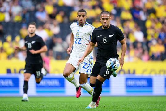 Robin Quaison of Sweden and Bill Tuiloma of New Zealand