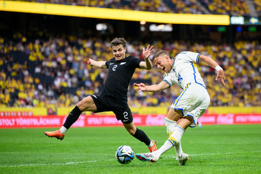 Callan Elliot of New Zealand and Jesper Karlsson of Sweden