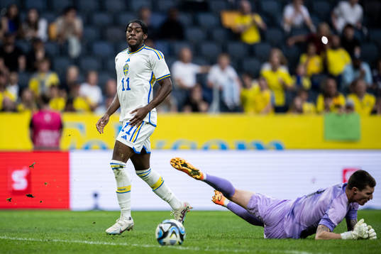 Anthony Elanga of Sweden and goalkeeper Oli Sail of New