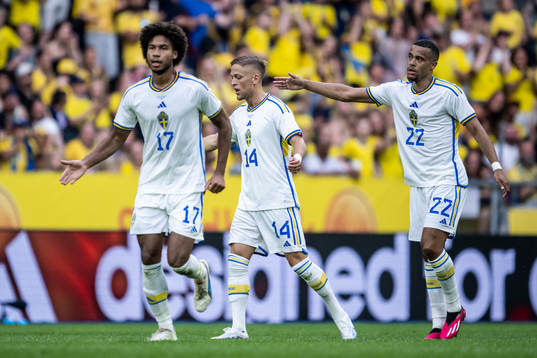 Jesper Karlsson celebrates with Robin Quaison of Sweden