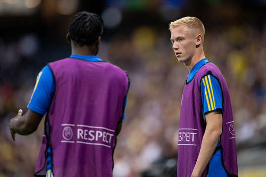 Anthony Elanga and Hugo Larsson of Sweden