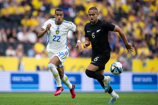 Robin Quaison of Sweden and Bill Tuiloma of New Zealand