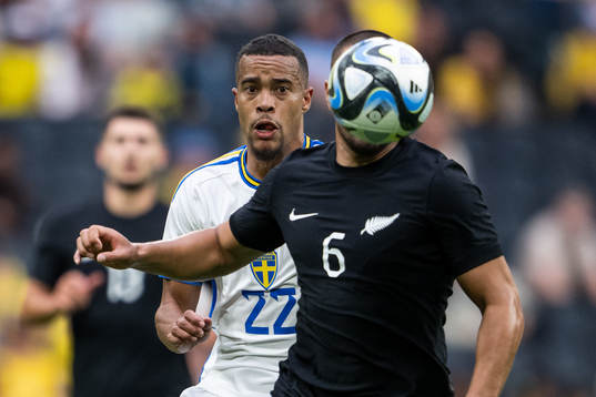 Robin Quaison of Sweden and Bill Tuiloma of New Zealand