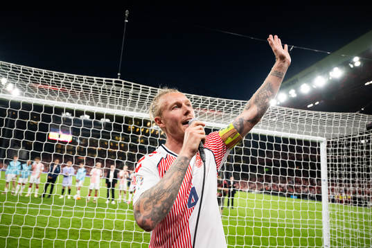 Simon Kjær of Denmark celebrates