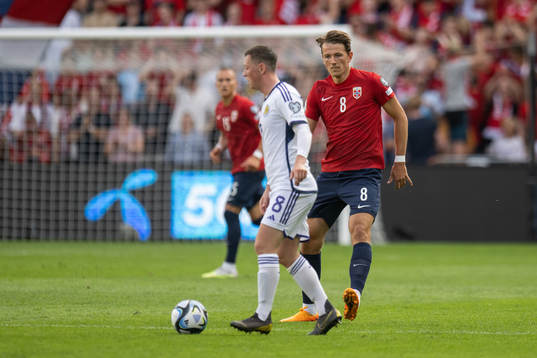 Callum McGregor of Scotland andnSander Berge of Norway