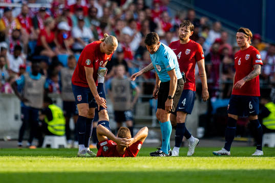 Erling Braut Haaland, Alexander Sørloth, referee Matej