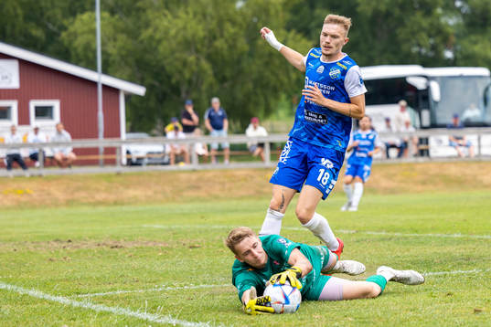 Tvååkers målvakt Tim Svensson Lillvik och Oddevolds Hugo