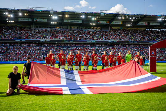 Players of Norway line up