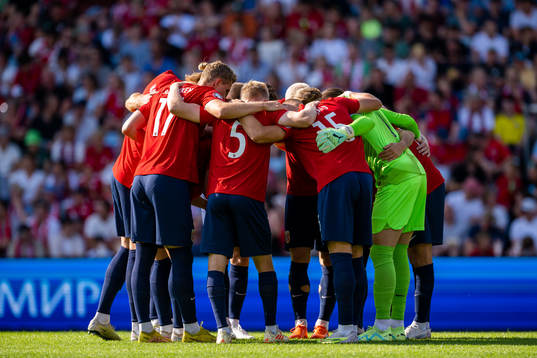 Ola Solbakken, Birger Meling and players of Norway gather